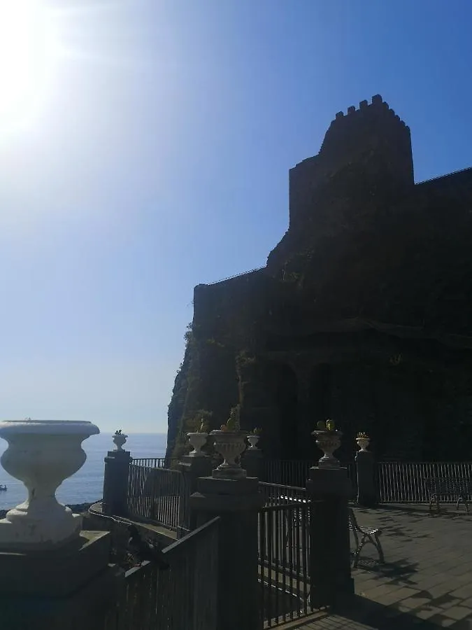 Locanda Popolare Aci Castello Gæstehus